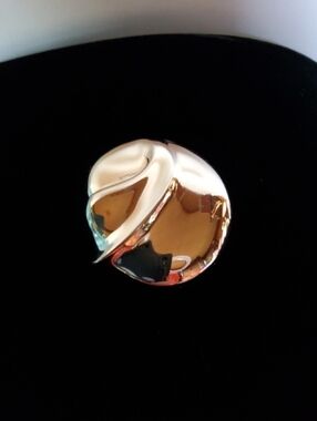 MJENT goldtone polished round Brooch.